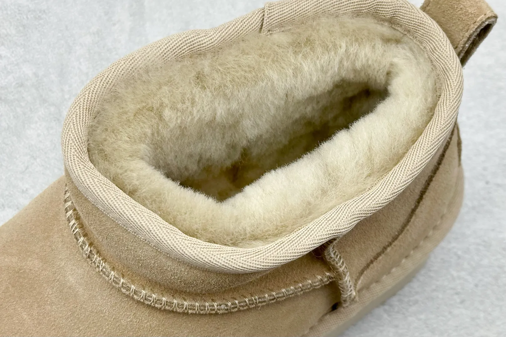 🐲💰 520 supports store placement. The top version on the market is UGG sheepskin snow boots. Mini thick-soled short-tube 5cm. Xiaohongshu’s hot model. Produced by a major foreign trade factory in Guangzhou. Genuine sheepskin from toe to insole. Independent outer box packaging. Chip. Waterproof technology. Different from any version on the market. 5cm thick sole. Independent original development of outsole. Cashmere insole. Keep warm in winter. It is a very suitable choice for home use. In the new year, uug launches a style series. Partly catered to the preferences of young consumers, it has also moved to the forefront of fashion trends. Shoe body material: water-repellent coated suede upper, 17 mm UGGPURE™ implanted wool insole, lightweight non-slip comfortable rubber outsole, brand LOGO trademark, complete package, item number: 1135092, size: 35 36 37 38 39 40